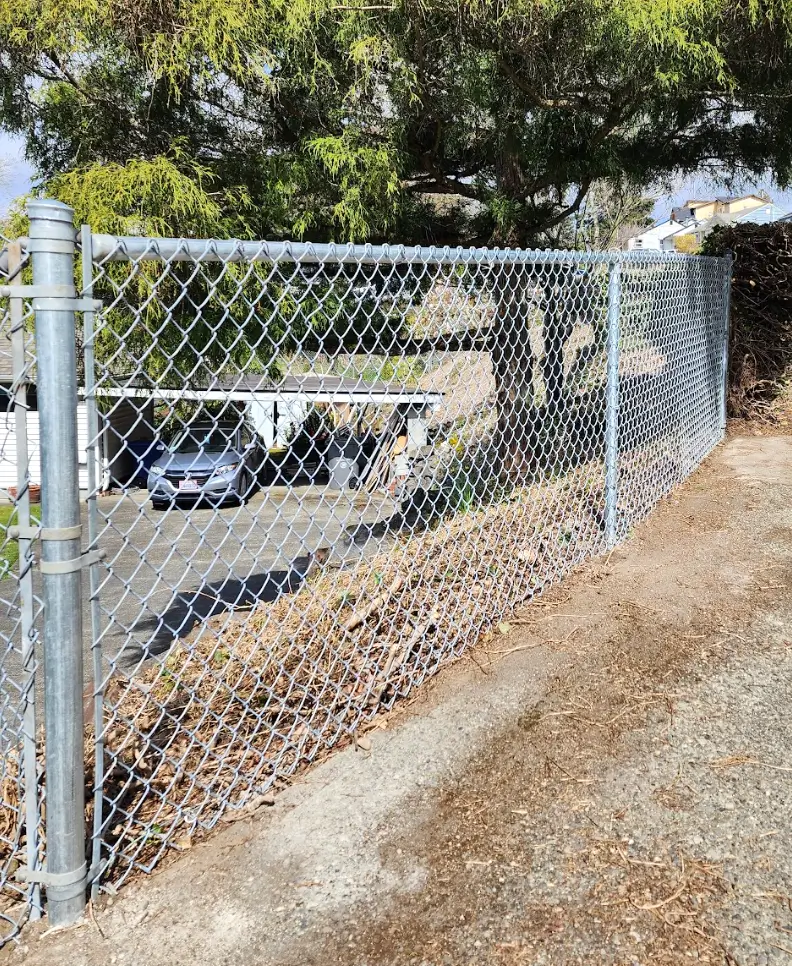 Chain link fence installation along driveway in Seattle<br />
